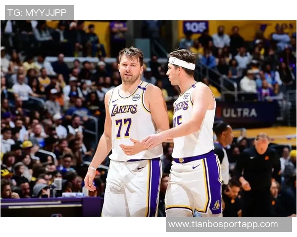 里夫斯幽默点评东契奇成长之路期待他早日成熟展现更强实力 里夫斯幽默点评东契奇成长之路期待他早日成熟展现更强实力